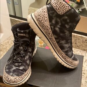 Sorel Women's Black and Cream Boots